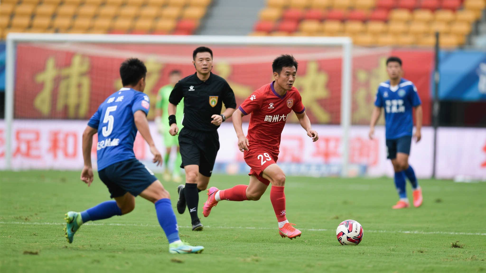 黎兵爆冷连斩两支中超劲旅,2-0淘汰于根伟挺进8强,晋级之路成黑马传奇 充分利用机会和节奏突破防线,是黎兵制胜的重要法宝之