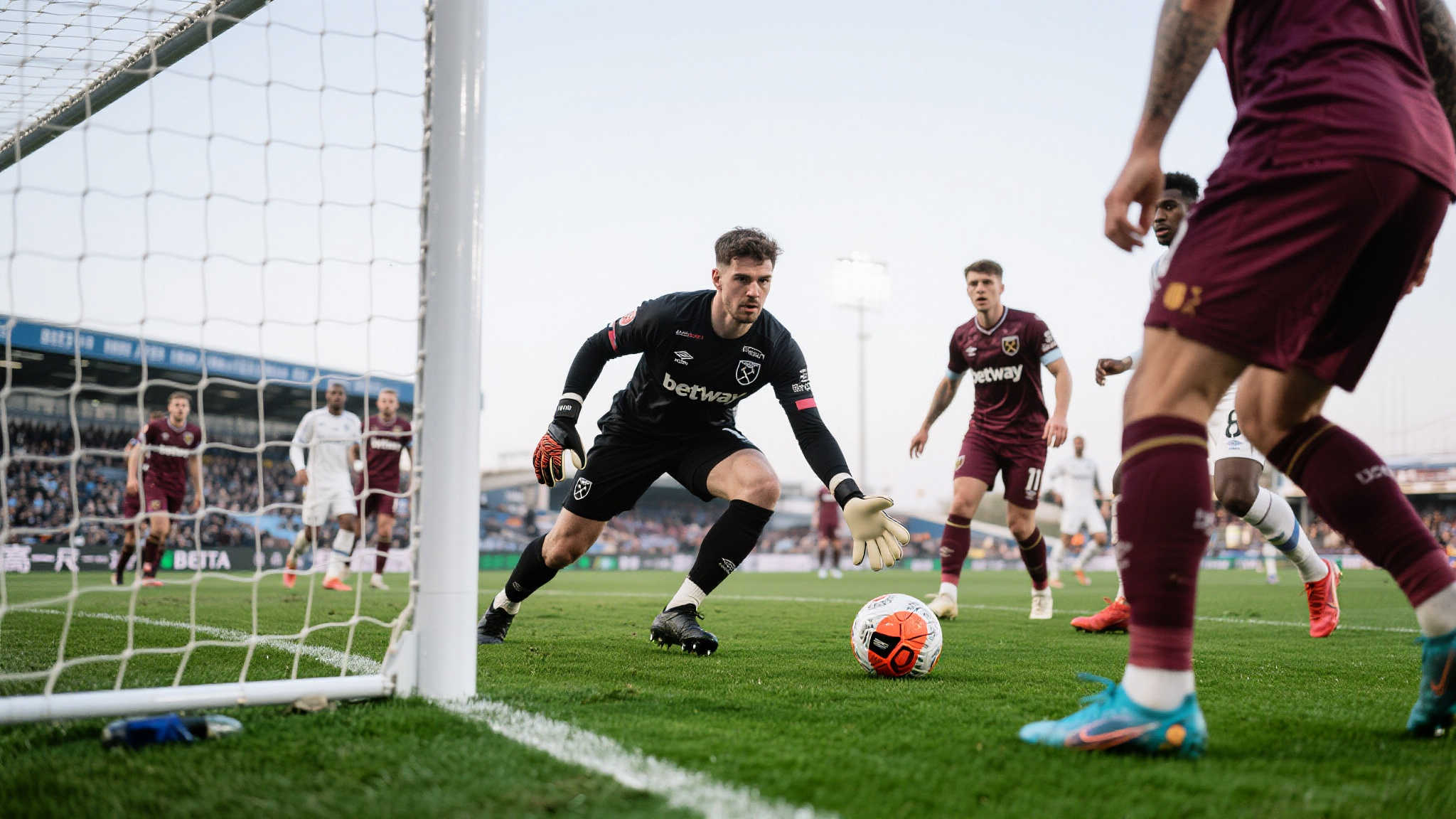 蒙蒂尔远射造成变线破门,库尔图瓦无力阻挡零封奖失之交臂 对于守卫方则深有体会,在毫厘之间控制,也不得不提重